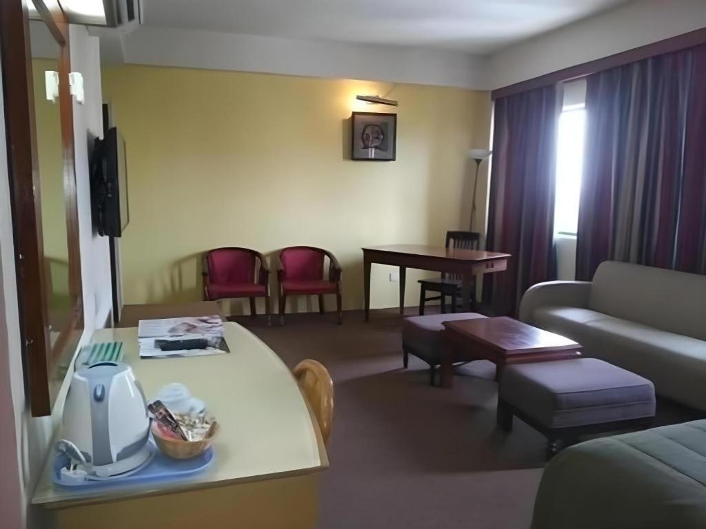 Klang Histana Hotel Buitenkant foto