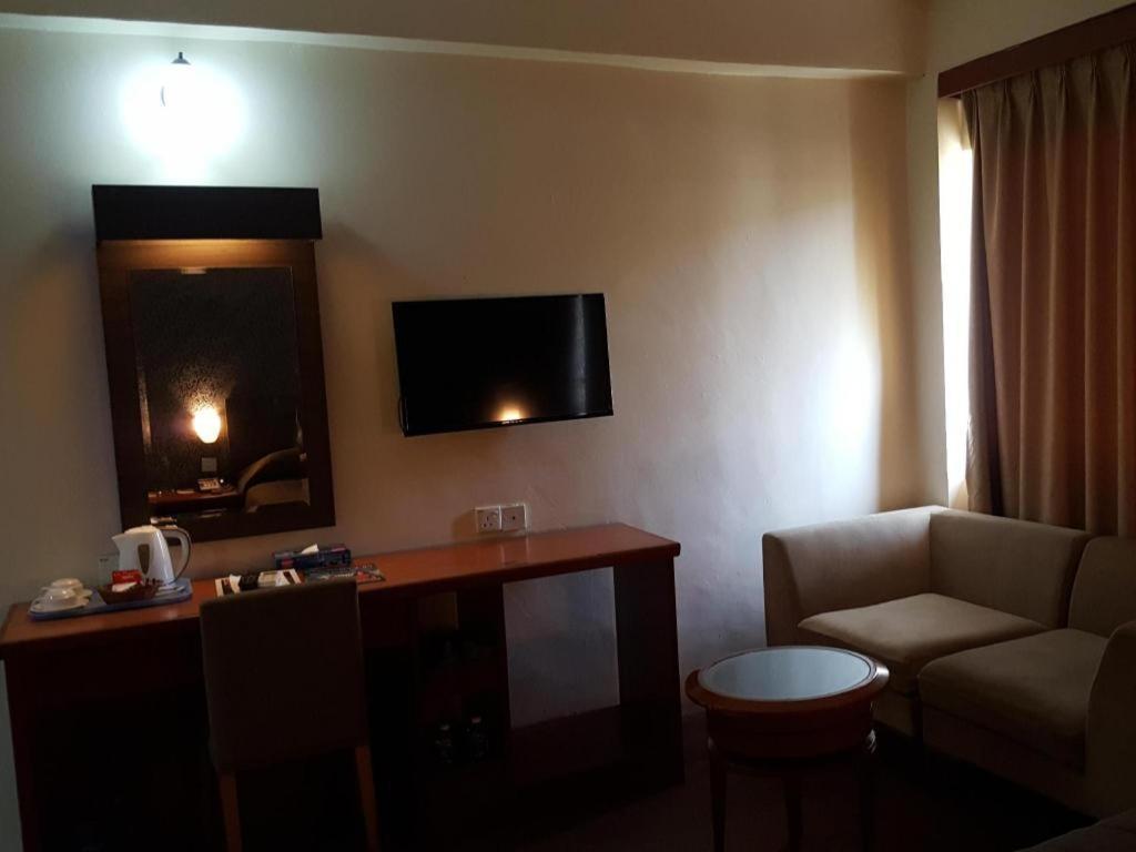 Klang Histana Hotel Buitenkant foto