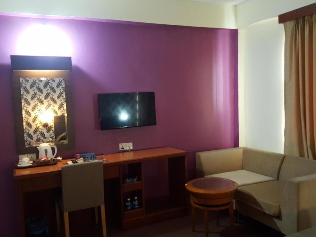 Klang Histana Hotel Buitenkant foto