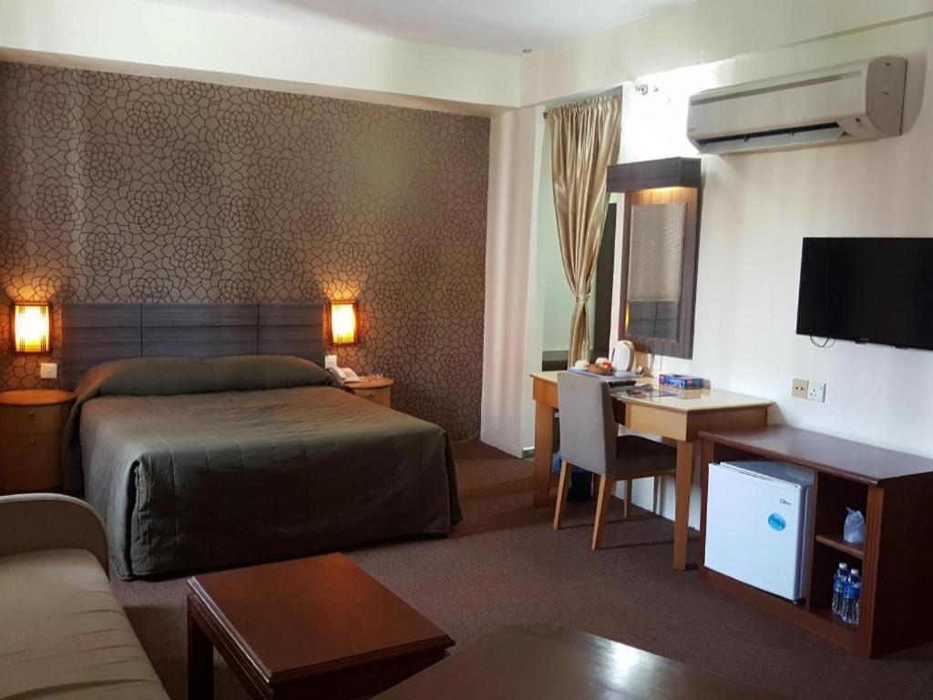 Klang Histana Hotel Buitenkant foto